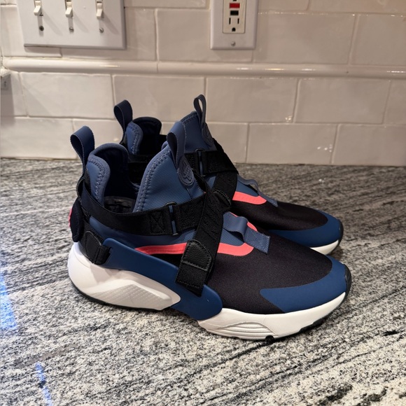 Nike Shoes - Women’s Nike Air Huarache City Utility Size 10.5